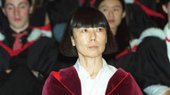 Ausgezeichnet: Vom Royal College of Art erhielt Kawakubo 1997 die Ehrendoktorwürde. Ausgezeichnet: Vom Royal College of Art erhielt Kawakubo 1997 die Ehrendoktorwürde.
