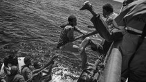 Flüchtlinge retten sich im August 2015 von ihrem sinkenden Schlauchboot auf das Rettungsschiff „Argos“, mit dem die Hilfsorganisation Ärzte ohne Grenzen auf dem Mittelmeer patrouilliert. Das Foto von Francesco Zizola for Noor gewann beim World Press Photo Contest die Kategorie Second Prize Stories in der Contemporary Issues Category.