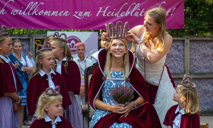 Aber bitte mit Krönchen! Die Krönung der neuen Heidekönigin im Sommer in Niedersachsen.