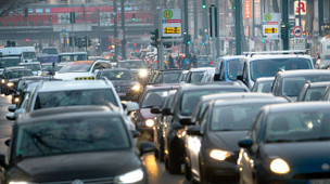 Straßenszene aus Düsseldorf: Die Stadt gilt als besonders belastet, weshalb Autofahrer hier von der Diesel-Einigung profitieren sollen.