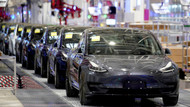 In einer Fabrik in Schanghai laufen Tesla-Autos vom Band.