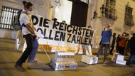 Aktivisten und Aktivistinnen von Attac bei einer Demonstration im Februar in Wien