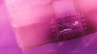 Fendi legt die „Baguette“ neu auf – in Pink und mit Pailletten. Fendi legt die „Baguette“ neu auf – in Pink und mit Pailletten.
