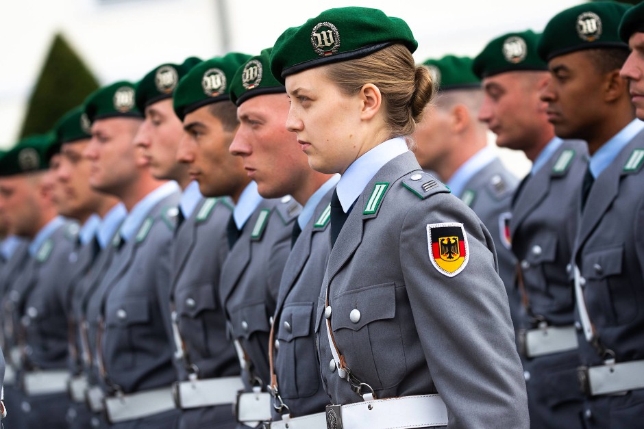 Bild zu: Laut Kreisen Einigung auf Gratis-Bahnfahrten für Soldaten in ...