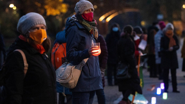 Menschenkette auf Abstand Menschenkette auf Abstand