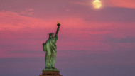 Freiheitsstatue im Abendrot: Der Reiseverkehr in die USA läuft wieder an. Freiheitsstatue im Abendrot: Der Reiseverkehr in die USA läuft wieder an.