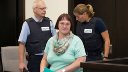 Die Angeklagte Angelika W. vor der Verlesung der Plädoyers der Anwälte
