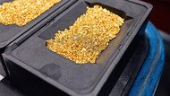 20 bis 30 Tonnen Gold bereitet Hafner im Jahr wieder auf. Die Barrenformen sind mit Goldgranulat gefüllt und exakt abgewogen. 20 bis 30 Tonnen Gold bereitet Hafner im Jahr wieder auf. Die Barrenformen sind mit Goldgranulat gefüllt und exakt abgewogen.