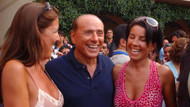 So sah er sich am liebsten: Silvio Berlusconi, umgeben von deutlich jüngeren Frauen, hier im Jahre 2004 auf Sardinien