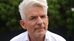 Er, Ende 40, groggy, sucht toxische Beziehung