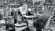 Früh experimentierte Hansen mit Schichtholz aus verleimten Furnierlagen – später entwickelte Arne Jacobsen daraus die legendären Schalenstühle „Ameise“. Früh experimentierte Hansen mit Schichtholz aus verleimten Furnierlagen – später entwickelte Arne Jacobsen daraus die legendären Schalenstühle „Ameise“.