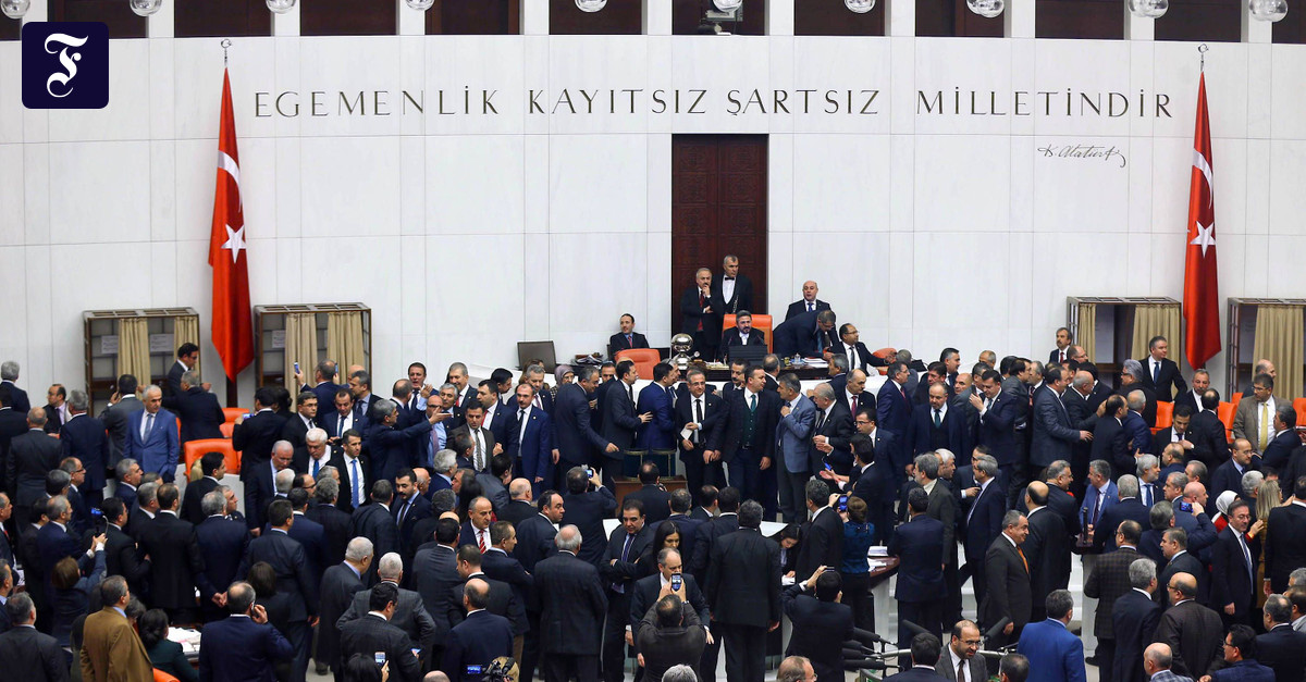 Mehrheiten für erste Artikel der türkischen Verfassungsreform