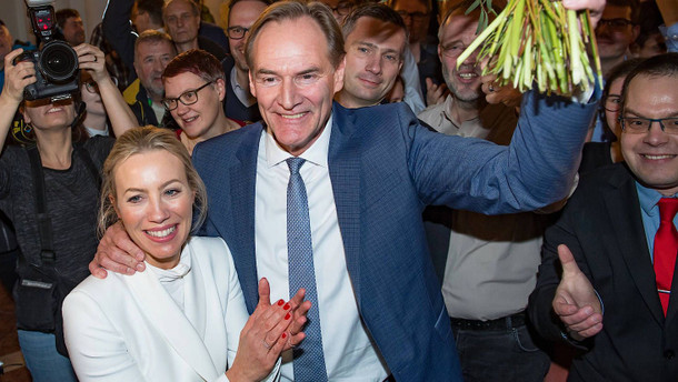 Amtsinhaber Burkhard Jung setzt sich knapp durch Amtsinhaber Burkhard Jung setzt sich knapp durch