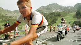 Jan Ullrich fährt 1997 auf der zehnten Etappe der 84. Tour de France den Schlussanstieg in den Pyrenäen zum Ziel in Andorra hinauf.