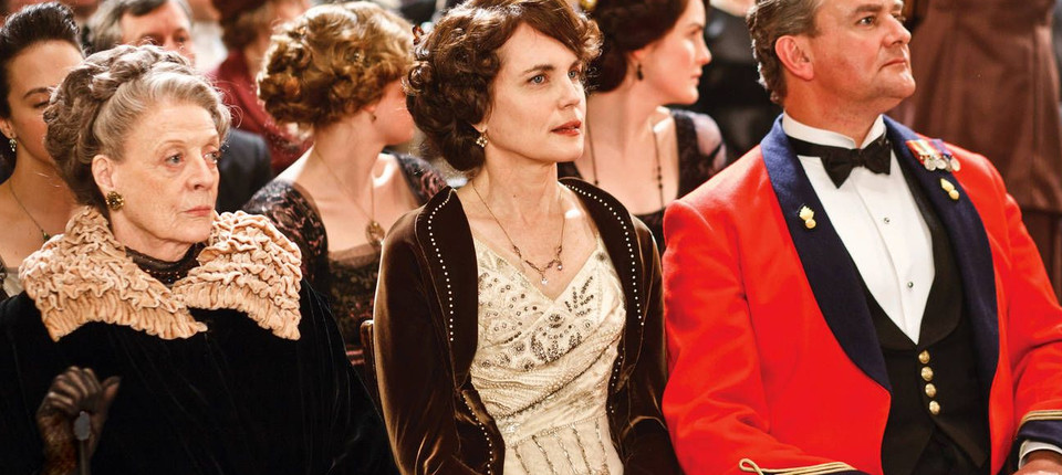 Die Herrschaft in der britischen Kultserie „Downton Abbey“ (erste Reihe von links): Gräfinwitwe Violet Crawley, Gräfin Cora Crawley und Seine Lordschaft Robert Crawley, Graf von Grantham.