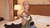 Kim Kardashian in dem zweiten Kleid, das Marilyn Monroe vor 60 Jahren zu den Golden Globe Awards trug. Kim Kardashian in dem zweiten Kleid, das Marilyn Monroe vor 60 Jahren zu den Golden Globe Awards trug.
