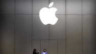 Zwei junge Frauen mit Mundschutz stehen vor einem Apple-Store in Peking: Der Konzern hat die Bewertungsmarke von 3 Billionen Dollar geknackt. Zwei junge Frauen mit Mundschutz stehen vor einem Apple-Store in Peking: Der Konzern hat die Bewertungsmarke von 3 Billionen Dollar geknackt.