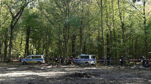 Polizisten sichern am Sonntag wegen eines Protestmarschs ein Teilstück des Hambacher Forsts