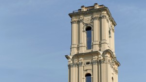 Drinnen die Predigt, draußen rufen sie „Nazikirche“