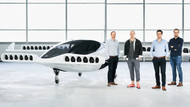 Ein Flugtaxi und die Unternehmensgründer Sebastian Born (von links), Patrick Nathen Daniel Wiegand und Matthias Meiner