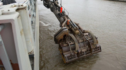 Ein Spezialschiff baggert Schlick aus der Elbe in seinen Laderaum und verklappt diesen anschließend in der Nordsee.