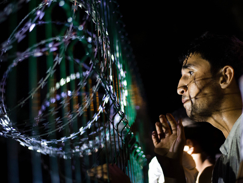 Bild zu Amnesty Flüchtlinge illegal in Camps in Ungarn festgehalten