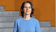 Ein modischer Gegenentwurf zu Blazer und Hose: Außenministerin Annalena Baerbock trägt häufig Kleider, wie hier bei der Amtseinführung im Dezember 2021. Ein modischer Gegenentwurf zu Blazer und Hose: Außenministerin Annalena Baerbock trägt häufig Kleider, wie hier bei der Amtseinführung im Dezember 2021.