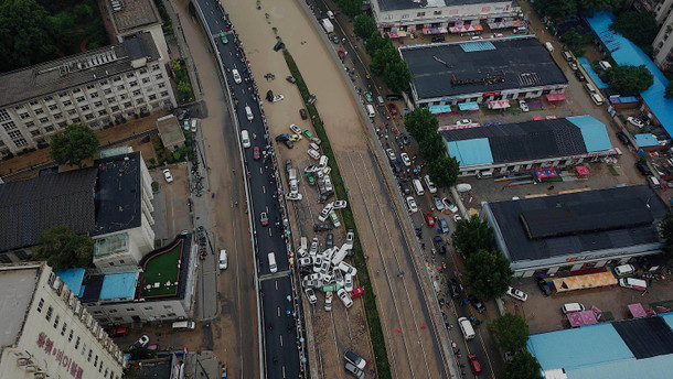 Die chinesische Regierung sucht nach Schuldigen Die chinesische Regierung sucht nach Schuldigen