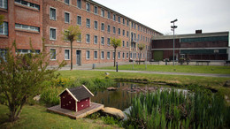 Kleve: Der Hof mit Teich vor der Justizvollzugsanstalt