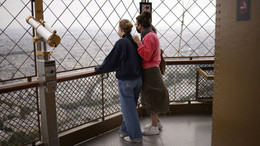 Eiffelturm nach monatelanger Schließung wieder geöffnet
