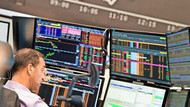 Ein Aktienhändler beobachtet auf dem Parkett der Frankfurter Wertpapierbörse die fallende Dax-Kurve. Ein Aktienhändler beobachtet auf dem Parkett der Frankfurter Wertpapierbörse die fallende Dax-Kurve.