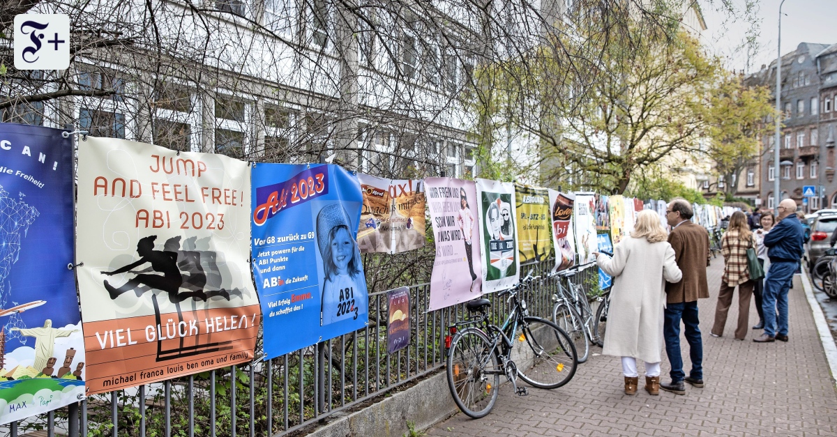 In Hessen beginnt das Abitur Die Tradition hinter den AbiPlakaten In Hessen beginnt das Abitur Die Tradition hinter den AbiPlakaten