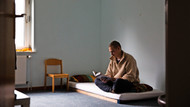 Immer auf der Suche: Jakob Sachs, inzwischen Student der evangelischen Theologie, bei der Lektüre in seinem Zimmer