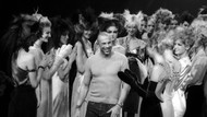 Thierry Mugler nach seiner Modenschau im Oktober 1999 in Paris. Thierry Mugler nach seiner Modenschau im Oktober 1999 in Paris.