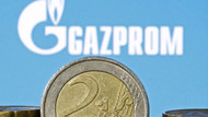Trotz der Sanktionen und eingeschränkter Lieferungen hat der russische Gaskonzern Gazprom im ersten Halbjahr mehr als 40 Milliarden Euro verdient. Trotz der Sanktionen und eingeschränkter Lieferungen hat der russische Gaskonzern Gazprom im ersten Halbjahr mehr als 40 Milliarden Euro verdient.
