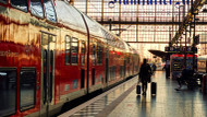 Fahren sie oder fahren sie nicht? Die Gehaltsrunde am Montag gilt als eine entscheidende im Tarifkonflikt der Bahn. Fahren sie oder fahren sie nicht? Die Gehaltsrunde am Montag gilt als eine entscheidende im Tarifkonflikt der Bahn.