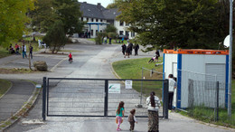 Von hier gingen im Jahr 2014 Bilder der misshandelten Flüchtlinge um die Welt: die Flüchtlingsunterkunft in Burbach