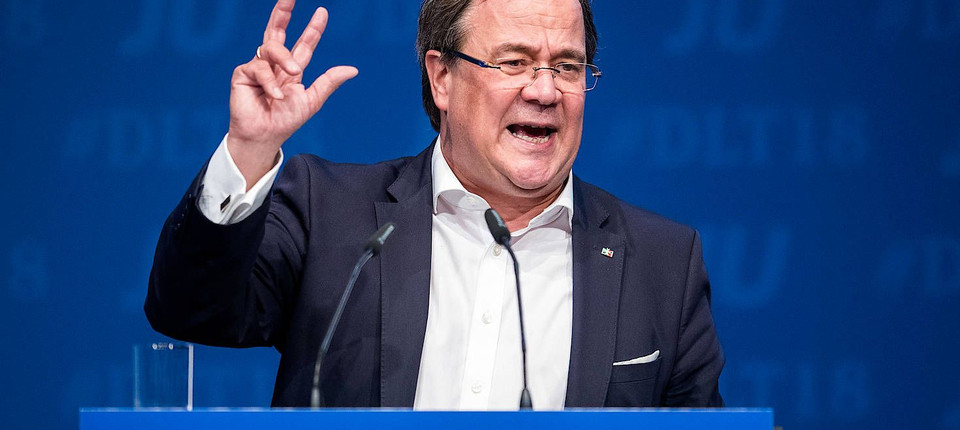 „Es muss jetzt Schluss sein mit dem Theater in Berlin“, rief Laschet am Freitagabend unter dem Beifall der Delegierten in Kiel.