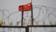 Vom 4. Juni 2019: Die chinesische Flagge hinter Stacheldraht in einer Wohnsiedlung in Yangisar, südlich von Kashgar, in Chinas westlicher Region Xinjiang. Vom 4. Juni 2019: Die chinesische Flagge hinter Stacheldraht in einer Wohnsiedlung in Yangisar, südlich von Kashgar, in Chinas westlicher Region Xinjiang.