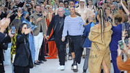 Alles erledigt: Olivier Rousteing (rechts) hat für Jean Paul Gaultier eine Kollektion entworfen – und persifliert ihn schon mit seinem Ringelpulli. Alles erledigt: Olivier Rousteing (rechts) hat für Jean Paul Gaultier eine Kollektion entworfen – und persifliert ihn schon mit seinem Ringelpulli.
