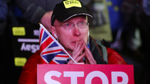 Ein Anti-Brexit-Demonstrant verfolgt am Dienstagabend weinend die Abstimmung im britischen Parlament.