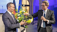 Amtswechsel: FDP-Bundesverkehrsminister Volker Wissing hat gut lachen, Vorgänger Scheuer (CSU) bemüht sich um gute Miene. Amtswechsel: FDP-Bundesverkehrsminister Volker Wissing hat gut lachen, Vorgänger Scheuer (CSU) bemüht sich um gute Miene.