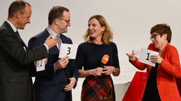 Ein bisschen Spaß muss sein: Merz, Spahn und Kram-Karrenbauer am Donnerstagabend in Halle.