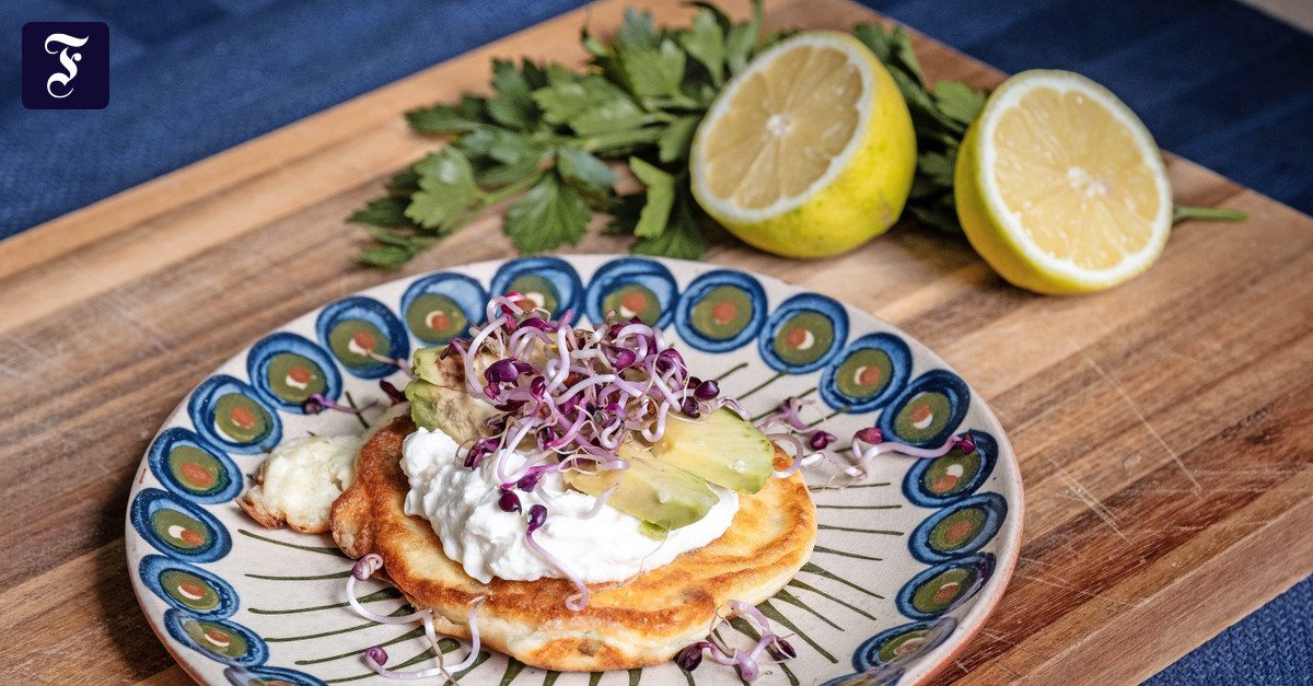 Rezept für Ricotta-Kräuter-Pfannkuchen mit Avocado-Topping
