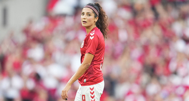Bilderstrecke zu FußballWM in Qatar Botschafterin Nadia Nadim in der
