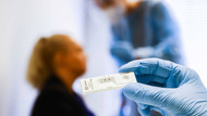 Blick auf einen Corona-Schnelltest in einer Teststation des Gesundheitsamts