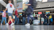 Weil überall Personal fehlt, benötigen Reisende am Flughafen derzeit besonders viel Geduld.