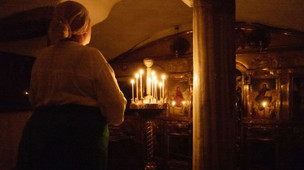 Eine Frau betet in der unterirdischen Kapelle des Höhlenklosters der Ukrainischen Orthodoxen Kirche in Kiew.