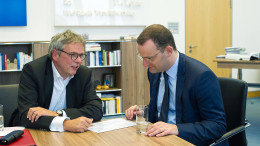 „Wir müssen aus den Grabenkämpfen raus“: Landarzt Assmann und Gesundheitsminister Spahn am Donnerstag in Berlin