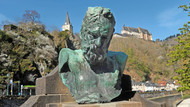 Neunzehn Jahre seines Lebens verbrachte der streitbare Dichter Victor Hugo in der Verbannung und 1871 drei Monate in der Stadt Vianden – Zeit genug, um in dem Städtchen unsterblich zu werden. 